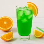Grüne Wiese Cocktail: Ein leuchtend grüner DDR-Klassiker