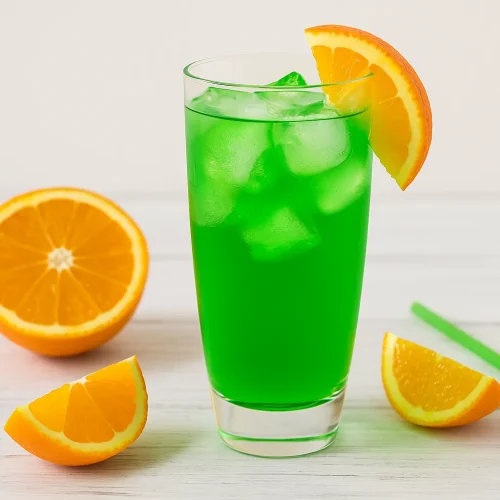 Grüne Wiese Cocktail: Ein leuchtend grüner DDR-Klassiker