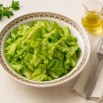 Grüner Salat mit Essig und Zucker