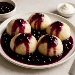 Hefeklöße mit Heidelbeeren nach DDR-Rezept: Ein süßer Klassiker